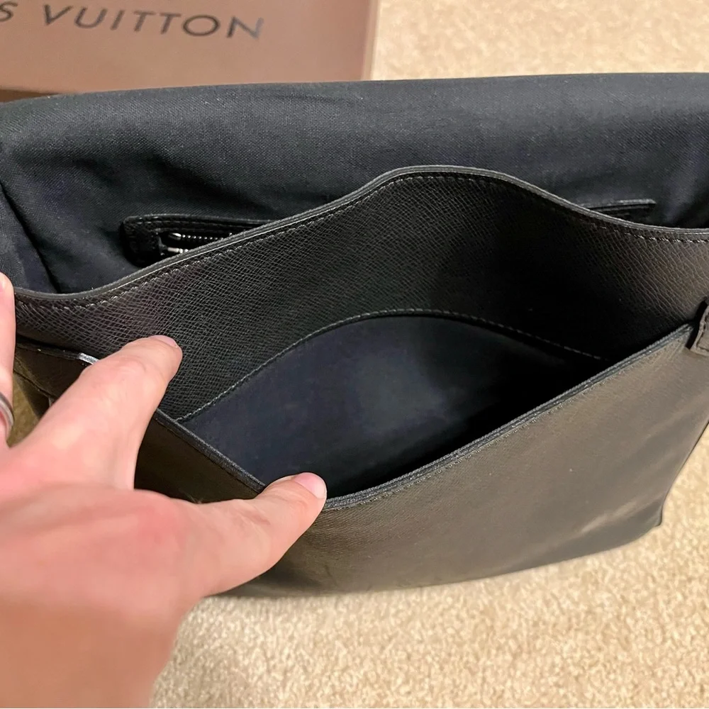 Louis Vuitton - Mens Messenger - Roman - Picture 13 of 13
